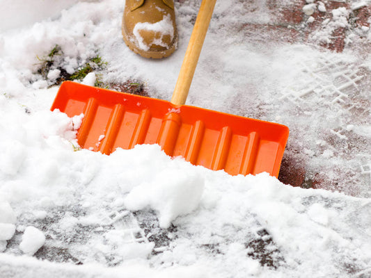 5 steps to safely removing snow from a flat roof